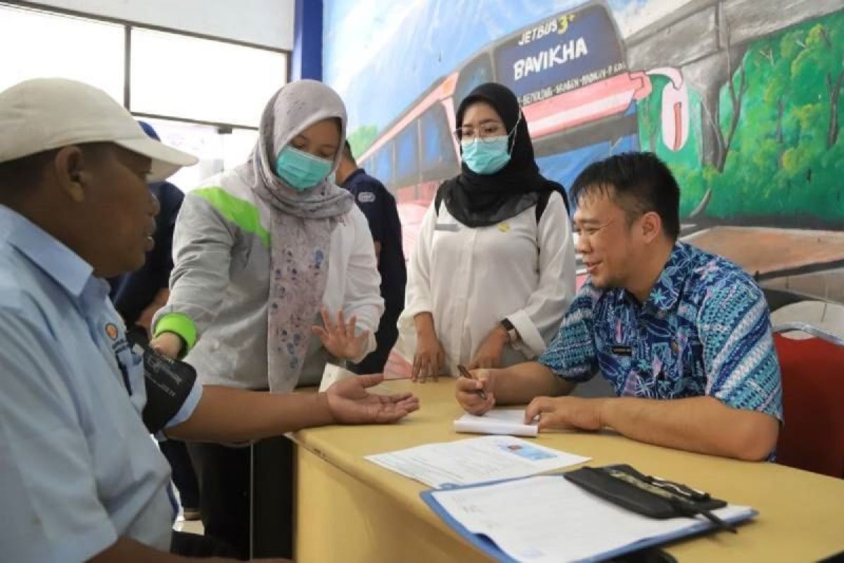 Dinkes Kota Tangerang periksa kesehatan sopir bus angkutan mudik Lebaran