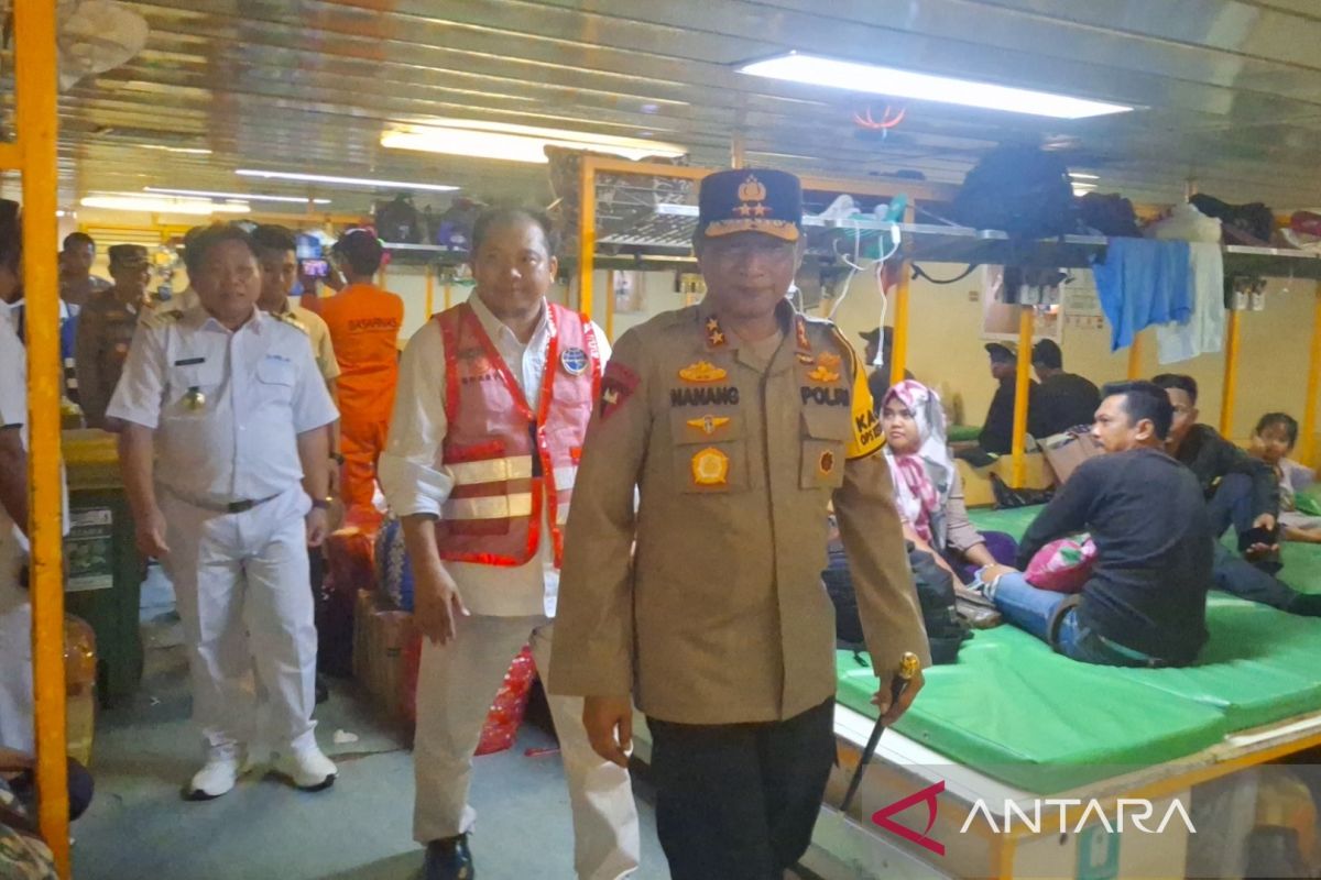 Kapolda Kaltim temui pemudik di Pelabuhan Semayang