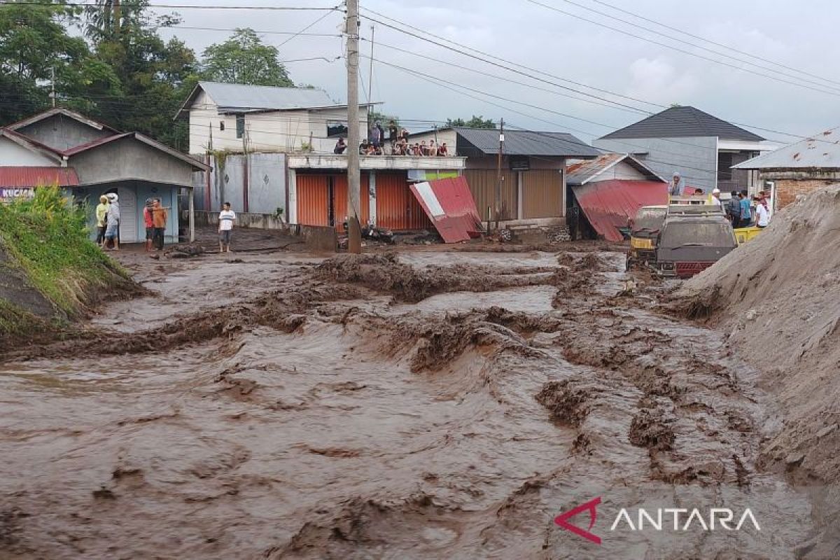 Banjir Lahar Dingin Gunung Marapi Terjang Permukiman Di Nagari Bukik ...