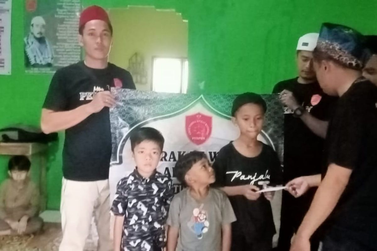 Ormas Perpam Lebak selatan wakafkan Al qur'an dan santunan anak yatim