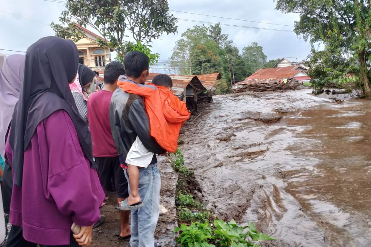 Banjir lahar dingin Gunung Marapi, jalan lintas Bukittinggi-Padang putus