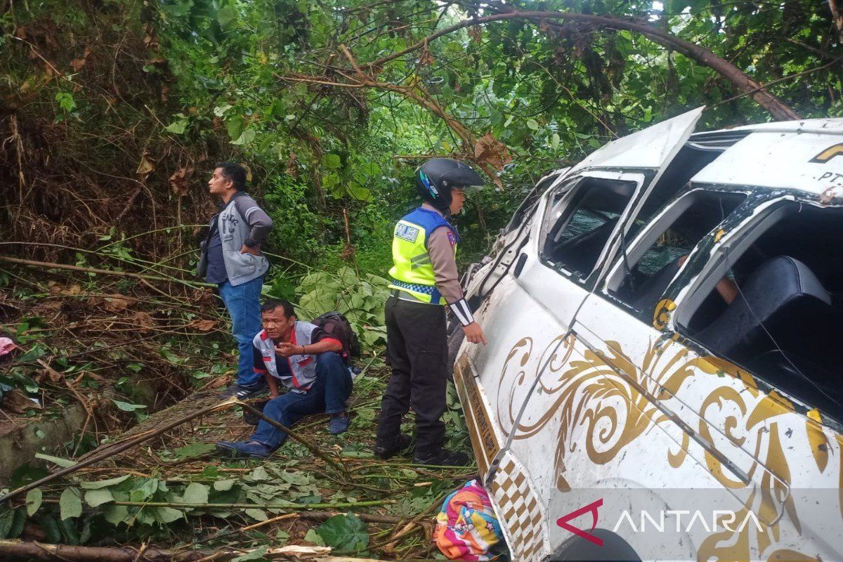 Mobil Toyota Hiace angkut 11 penumpang masuk jurang di Madina