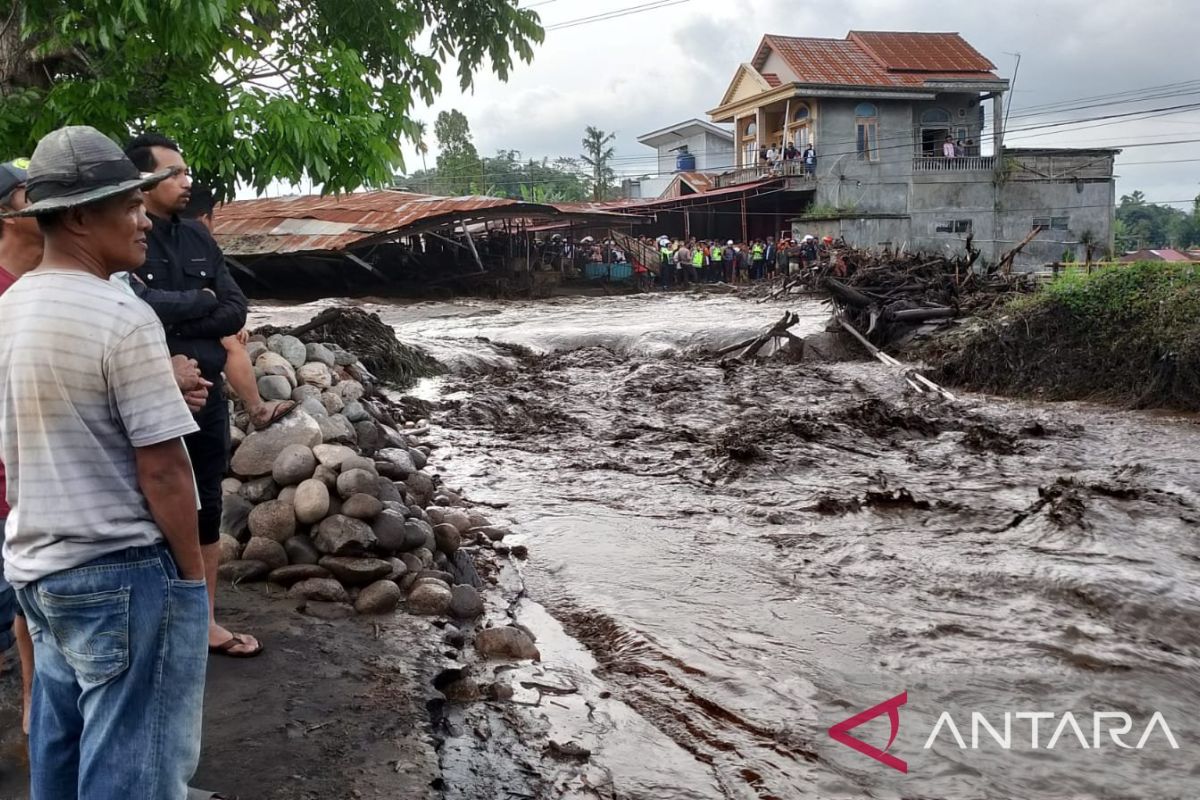 Banjir lahar dingin Marapi putuskan jalan lintas Bukittinggi-Padang