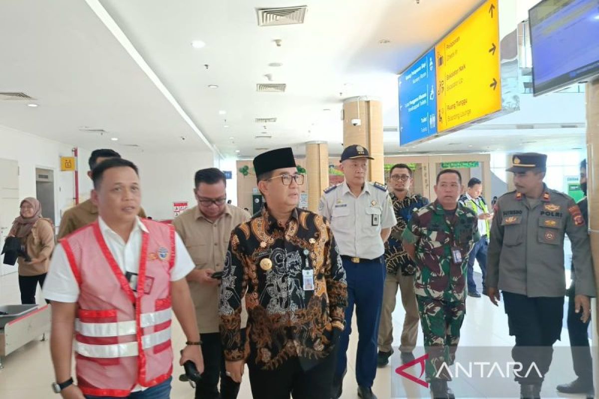 Pj Gubernur Kaltim tinjau kelancaran arus mudik  di Bandara Samarinda