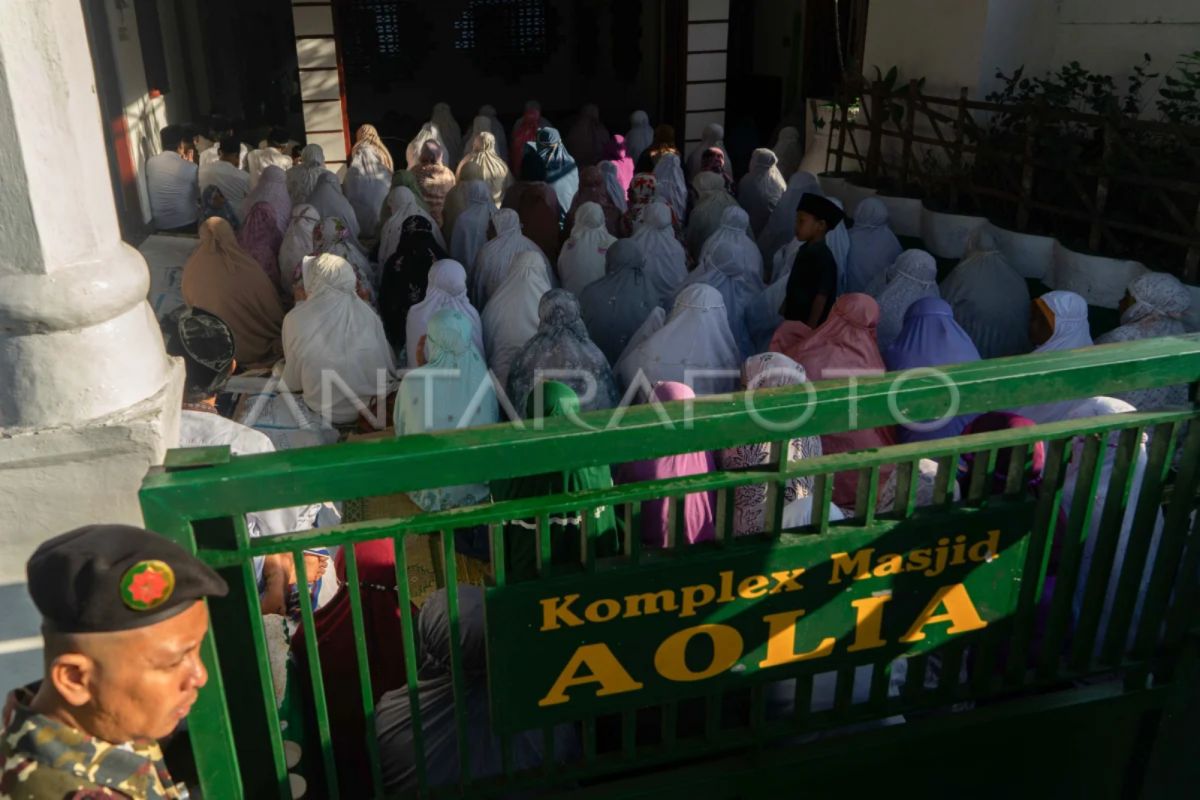 Yogyakarta: Eid observed at Aolia Mosque on Apr 5