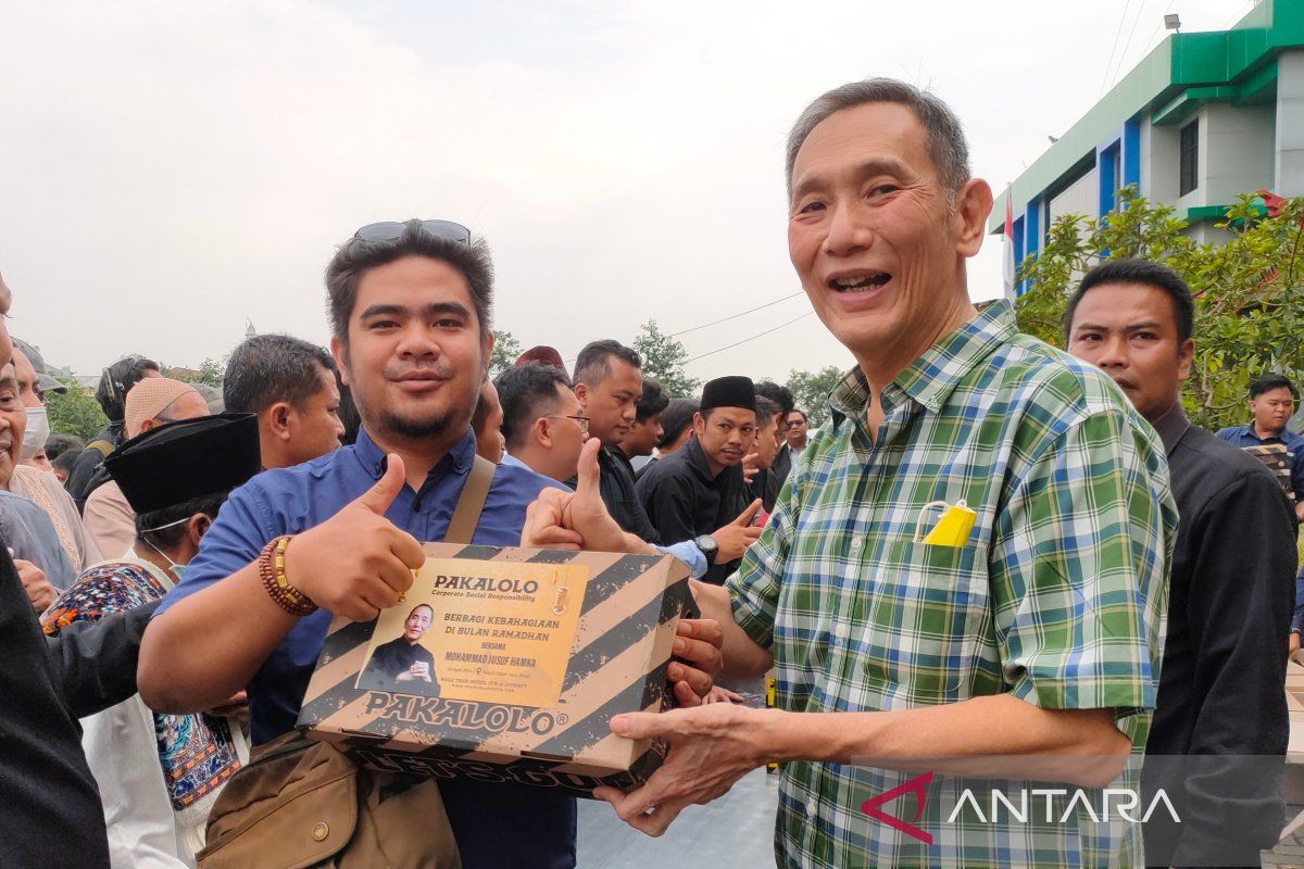 Pengusaha jalan tol bagikan 300 sepatu gratis kepada warga di Jaksel