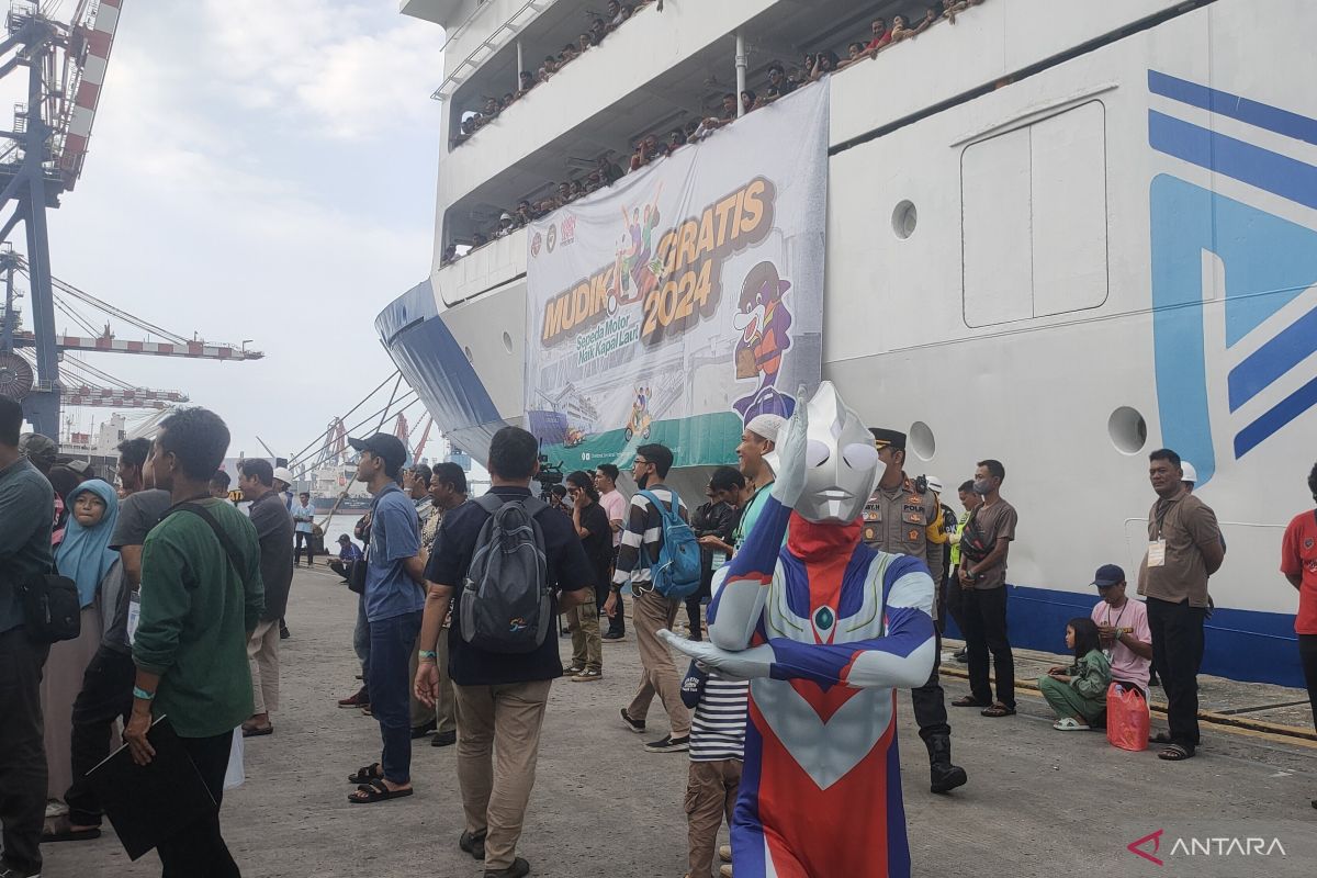 Patah hati, pemudik di Pelabuhan Priok kenakan kostum Ultraman
