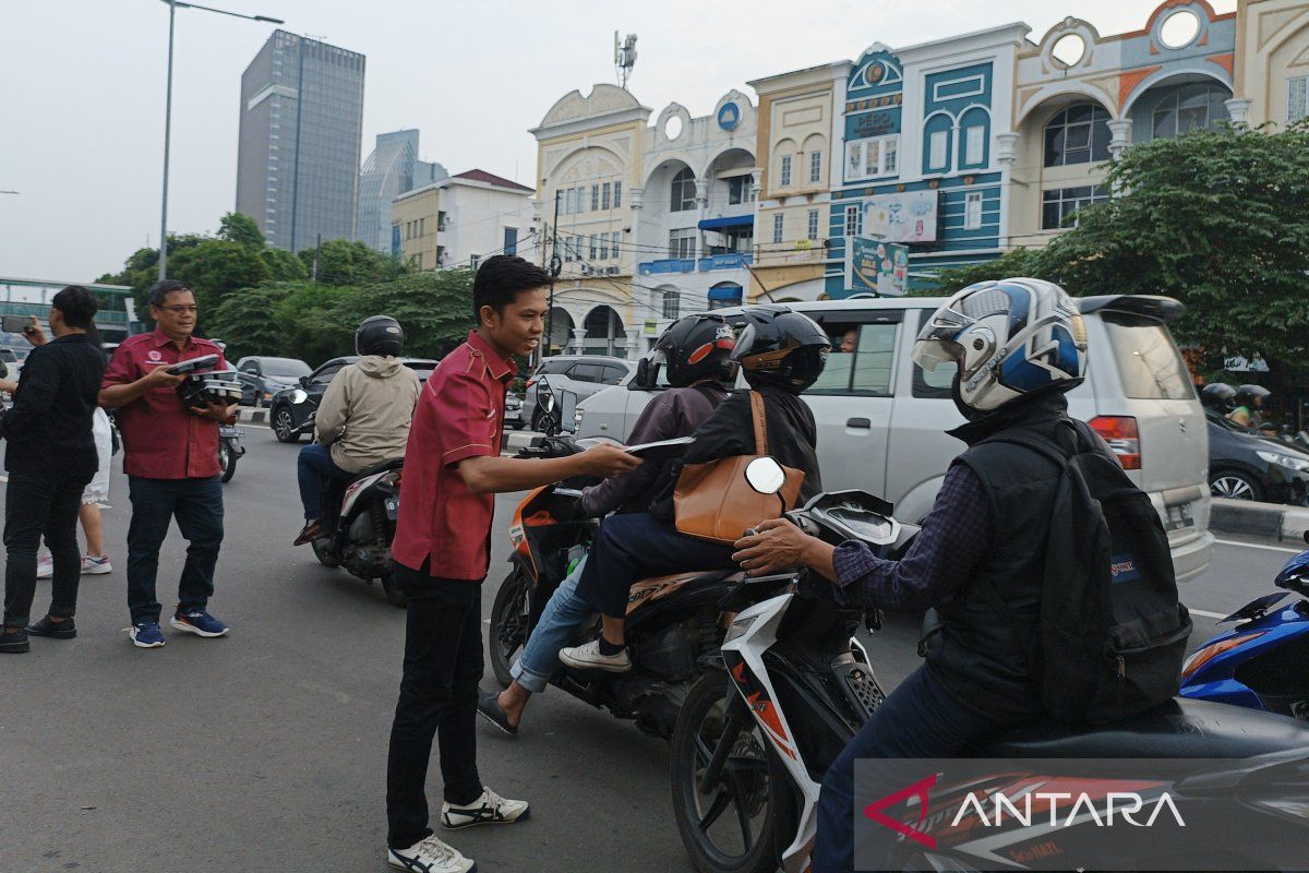 Ikadin Jaksel bagikan 1.000 takjil bagi pengendara di Antasari