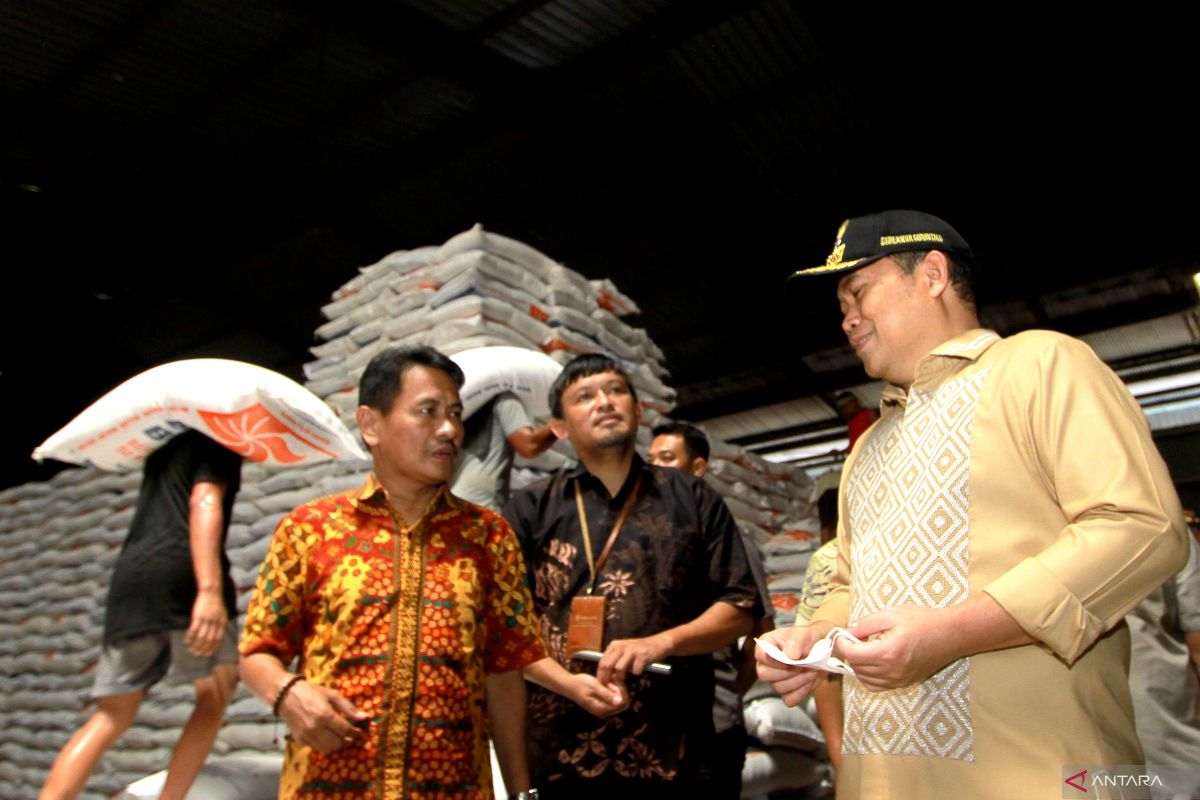 Gubernur tinjau ketersediaan bahan pokok di Gorontalo