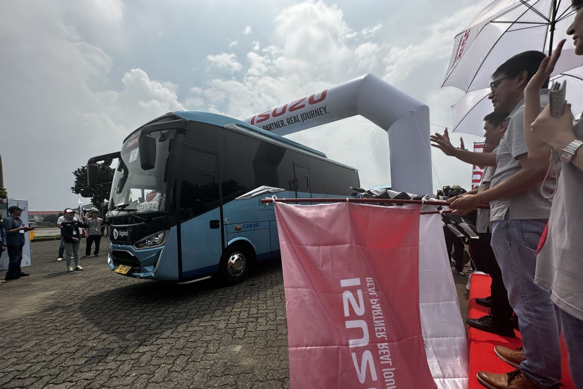 Jelang Lebaran, Isuzu berangkatkan 64 keluarga pengemudi truk dan bus mudik gratis