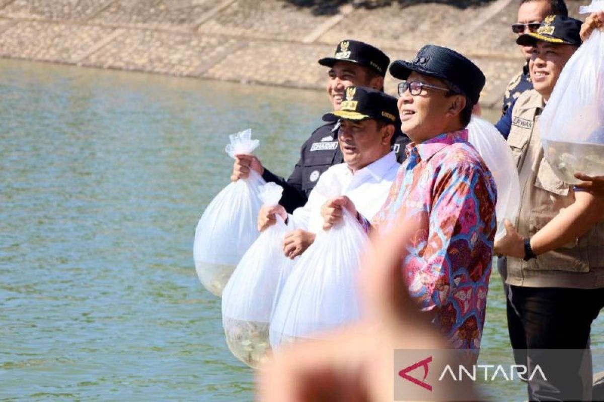 Wali Kota Makassar lepas puluhan ribu benih ikan air tawar di waduk Nipa-nipa