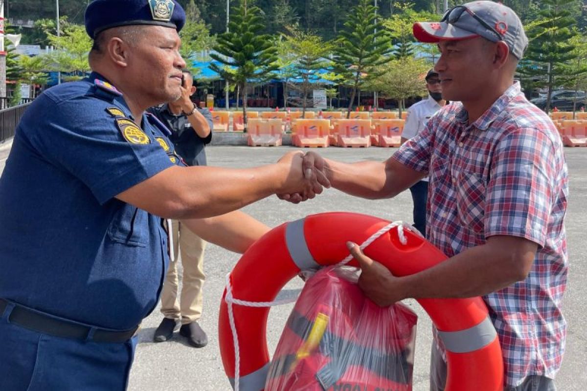 KSOPP Danau Toba bagikan perlengkapan keselamatan pelayaran untuk kru kapal