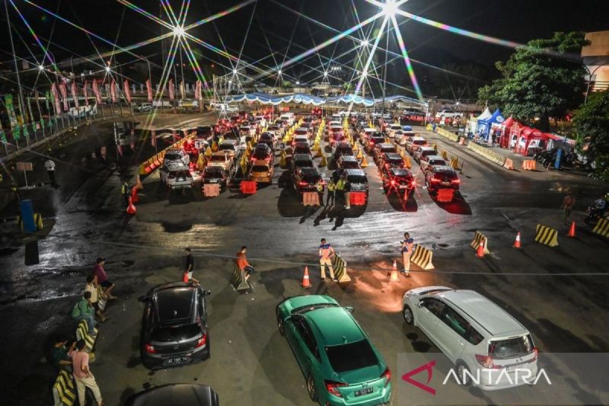 Puncak Arus Mudik Di Pelabuhan Merak Diprediksi Terjadi Pada H-4 Dan H ...