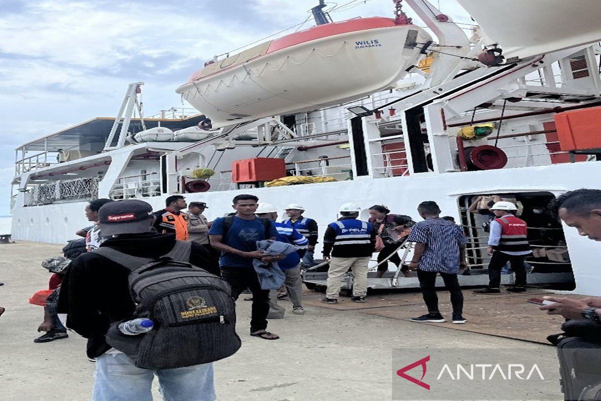 ARUS MUDIK - PT Pelni batalkan keberangkatan Kapal Binaiya rute Batulicin-Surabaya