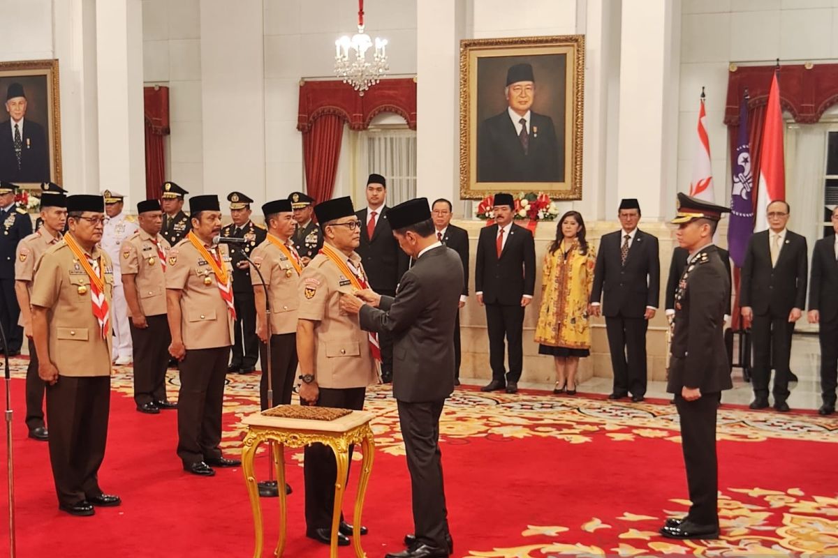Jokowi kukuhkan Budi Waseso jadi Ketua Kwarnas Pramuka