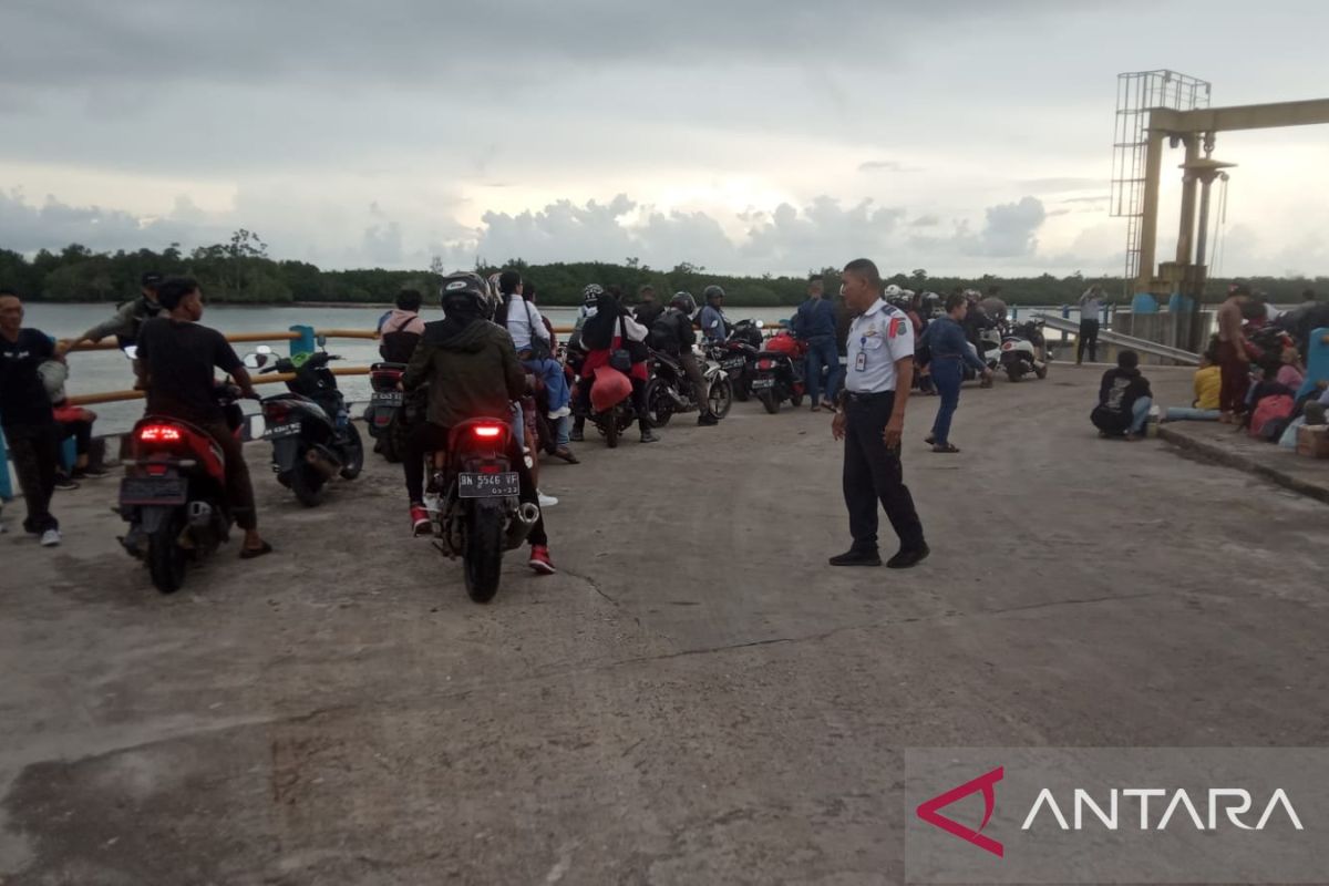 Arus Mudik - Pemudik kendaraan roda dua mulai padati pelabuhan penyeberangan Tanjung Ru