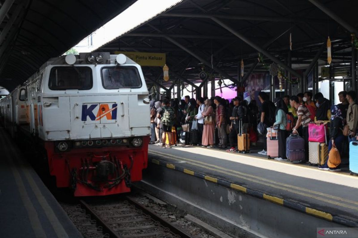 H-4 Lebaran, Daop Surabaya catat 27.696 orang gunakan kereta api