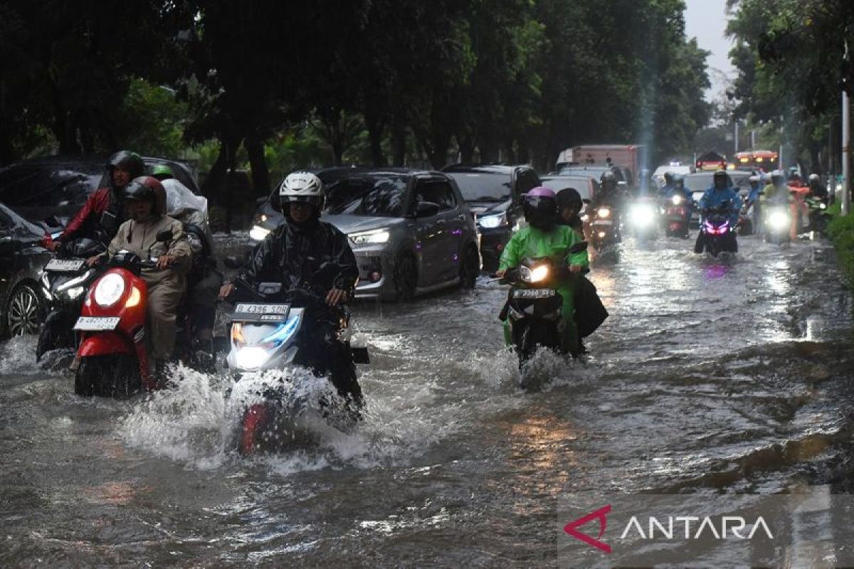 Info BMKG, wilayah DKI Jakarta diguyur hujan pada Jumat siang