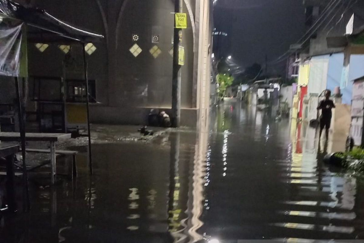 Banjir akibatkan sejumlah rumah di Surabaya terendam
