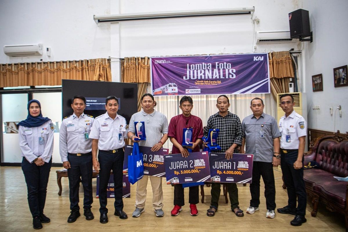 Foto "membantu penumpang" juarai lomba foto Mudik Lebaran PT KAI Divre III Palembang