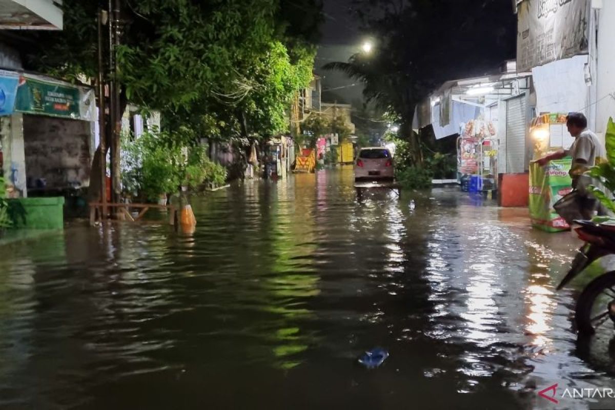 Diguyur hujan deras, sejumlah titik di Surabaya banjir