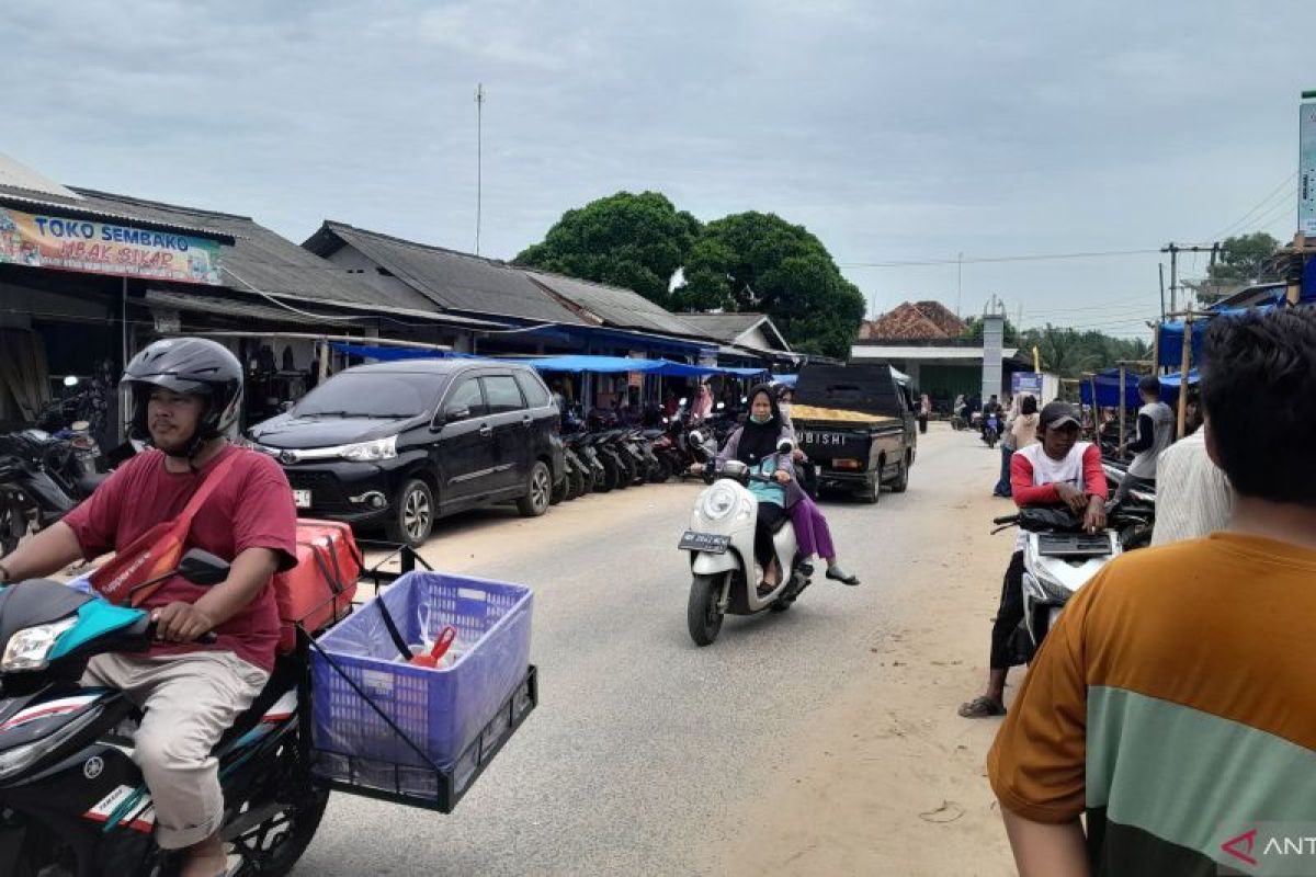 Pasar tradisional di Lampung Timur dipadati warga belanja jelang Lebaran
