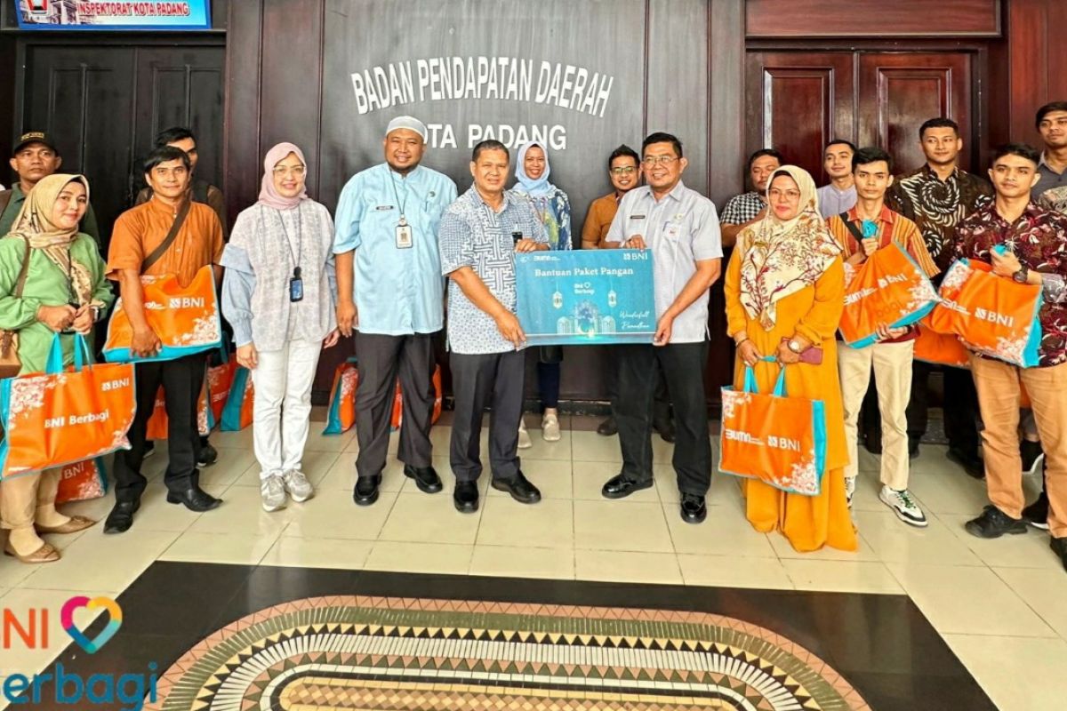 Program BNI Berbagi salurkan 400 paket Sembako Ramadhan di Kantor Bapenda Kota Padang