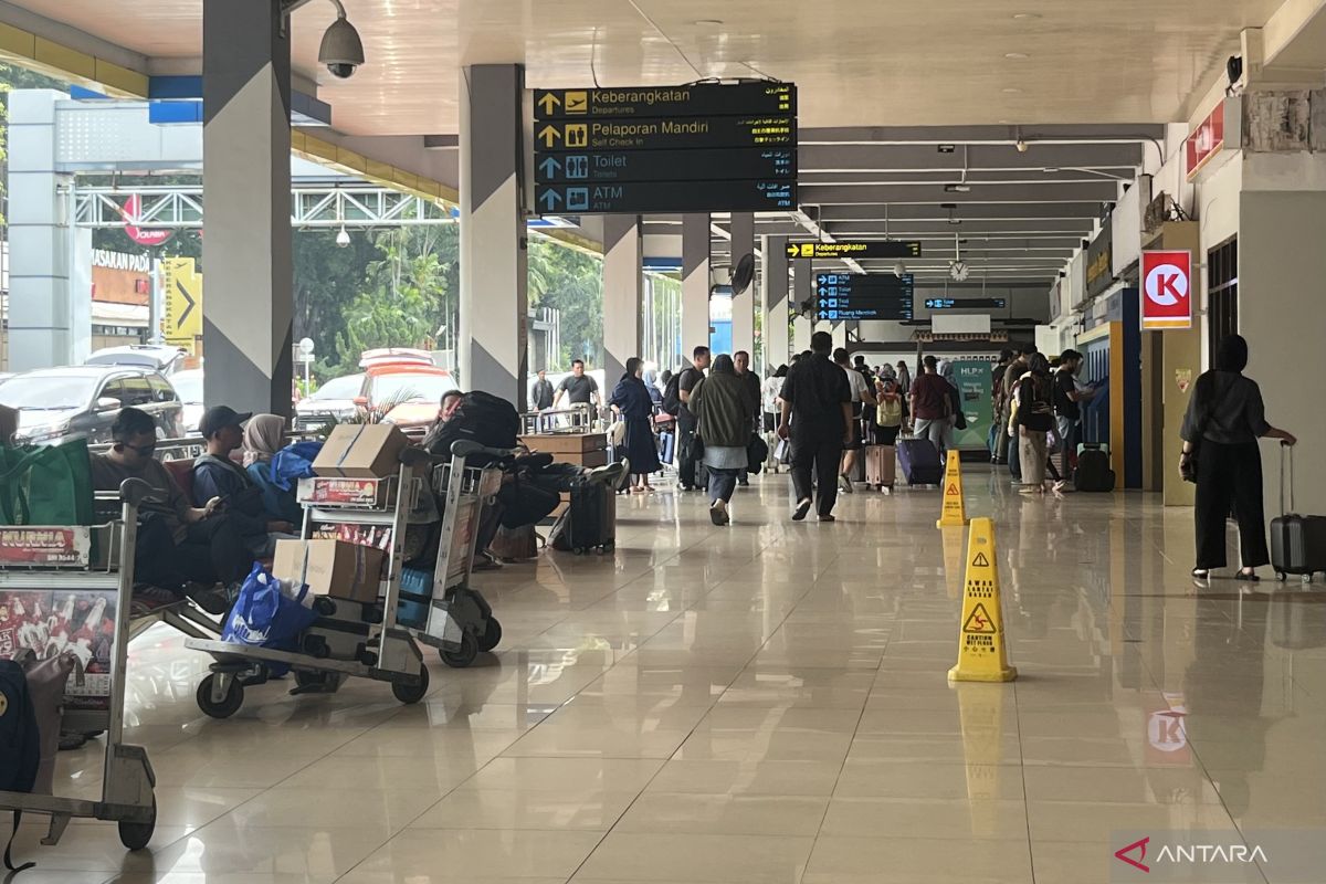 Bandara Halim ditunggu penumpang lebaran yang sibuk