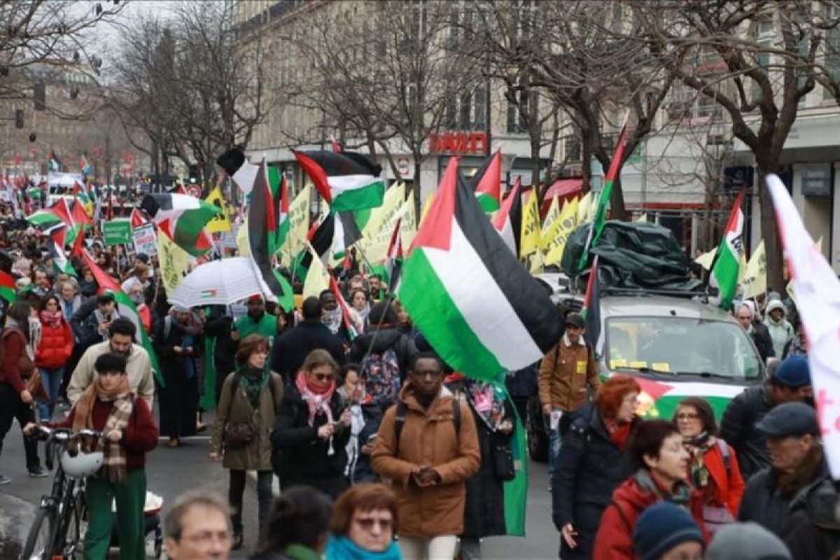 Warga Brussel berunjuk rasa di depan kedutaan Israel tuntut gencatan senjata  segera di Gaza