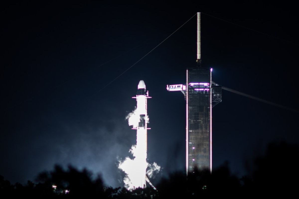 SpaceX kembali luncurkan 23 satelit internet Starlink ke luar angkasa