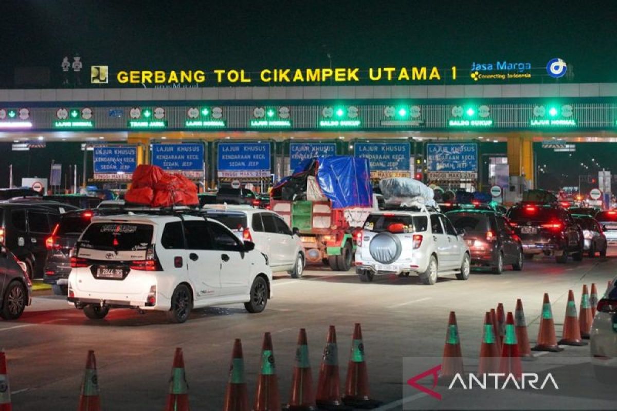 Petugas mulai menerapkan one way dari Cikampek hingga Kalikangkung