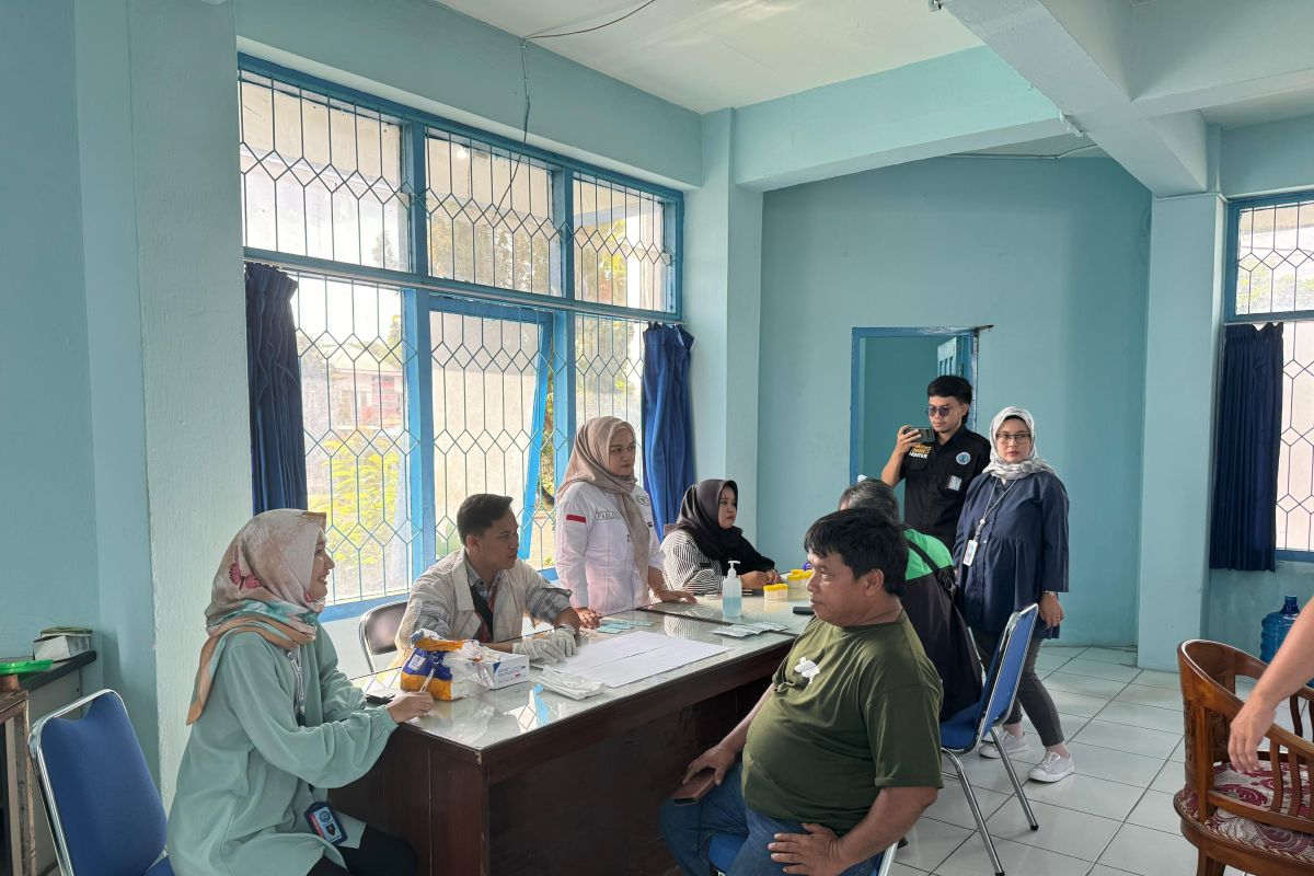 Arus Mudik - Dishub Belitung periksa urine sopir bus wujudkan keselamatan mudik Lebaran 2024