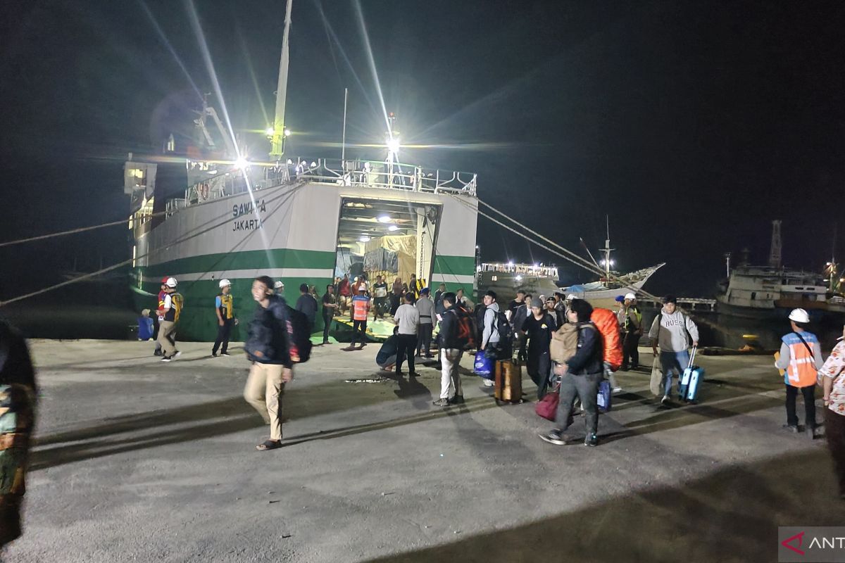 Arus Mudik - Ratusan pemudik dari pelabuhan Tanjung Priok tiba di Belitung