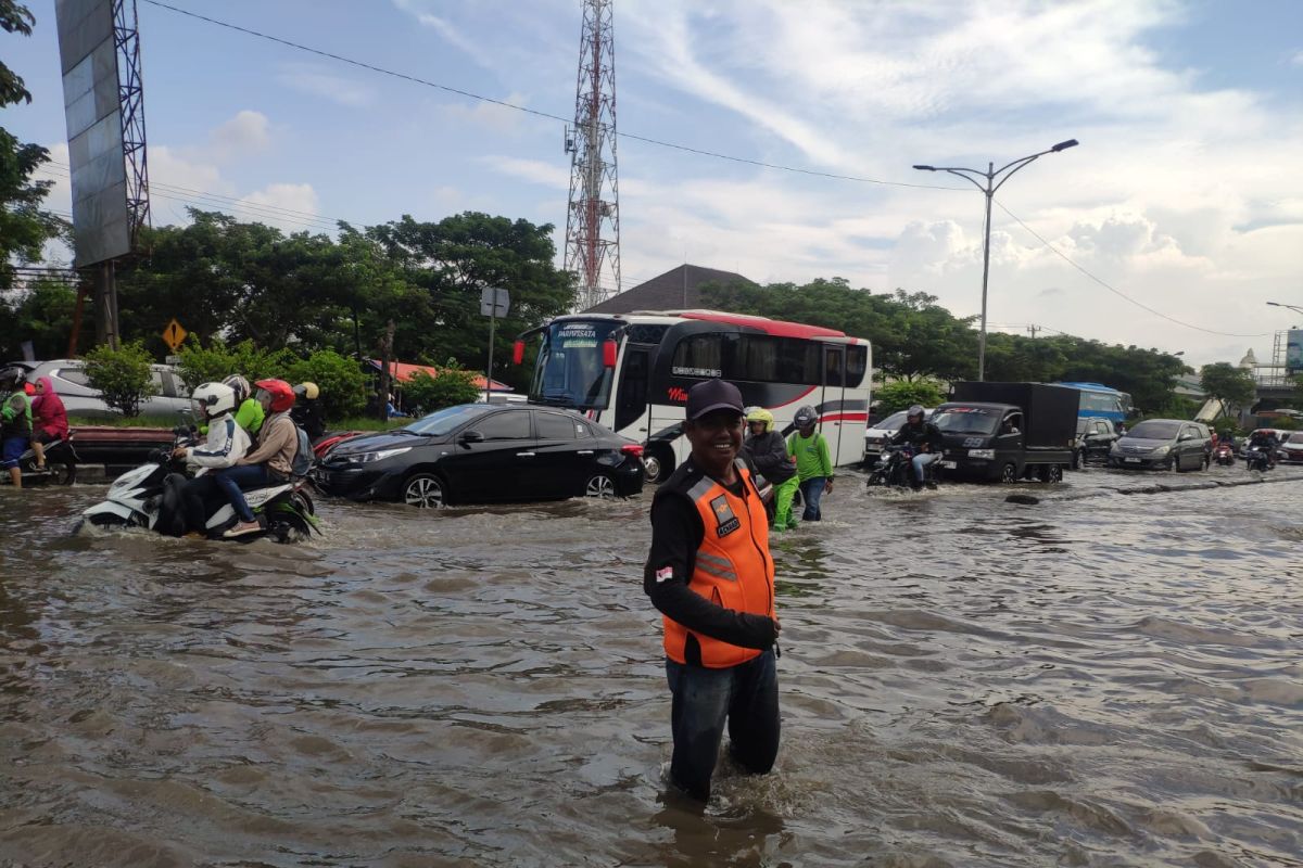 Mulai surut, banjir di Jalan Kaligawe Semarang, Jateng