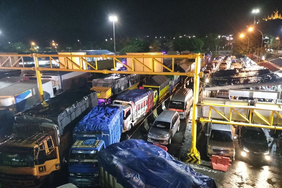 Pelabuhan Bakauheni Lampung dipadati kendaraan pada H-4 saat pagi hari