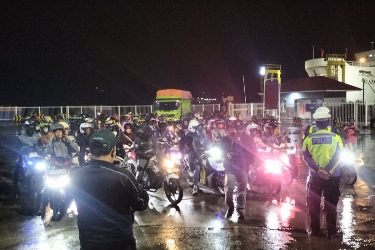 Ribuan pemudik motor berdatangan di Pelabuhan Bakauheni Lampung