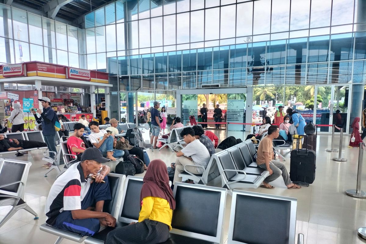 Ribuan pemudik pejalan kaki terus padati dermaga reguler Pelabuhan Bakauheni