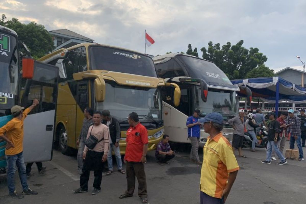 Ribuan penumpang berangkat mudik dari Terminal Tanjung Priok