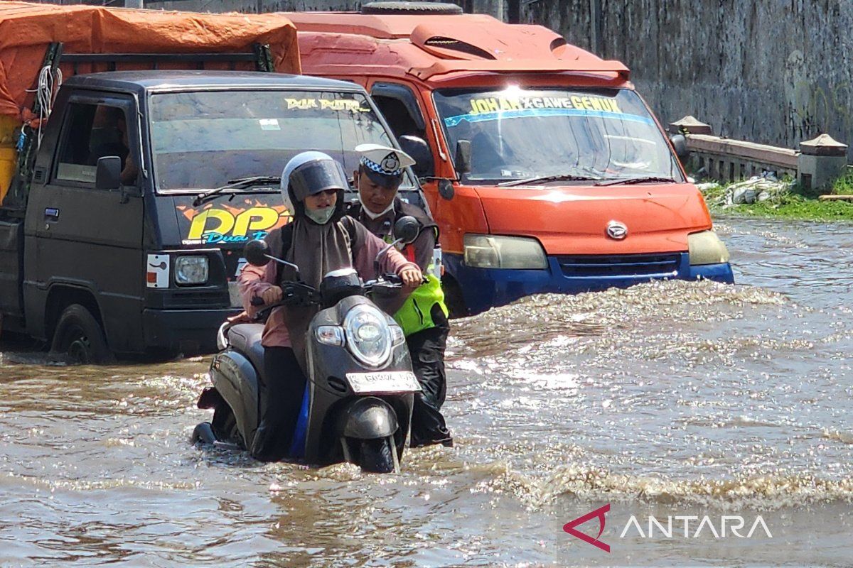 Banjir ganggu arus mudik Lebaran 2024 di jalur pantura Kaligawe Semarang, Jateng