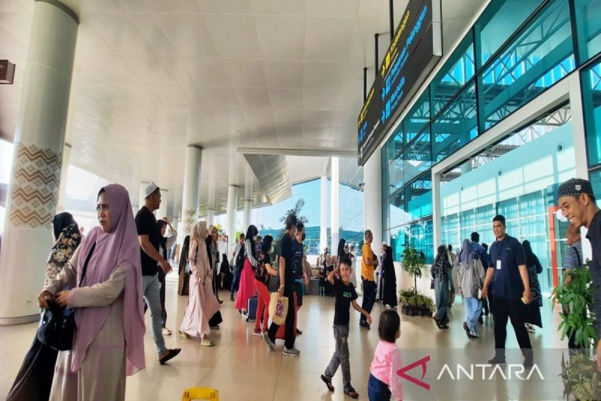 ARUS MUDIK - Bandara Syamsudin Noor angkut 11.744 pemudik pada H-5 Lebaran