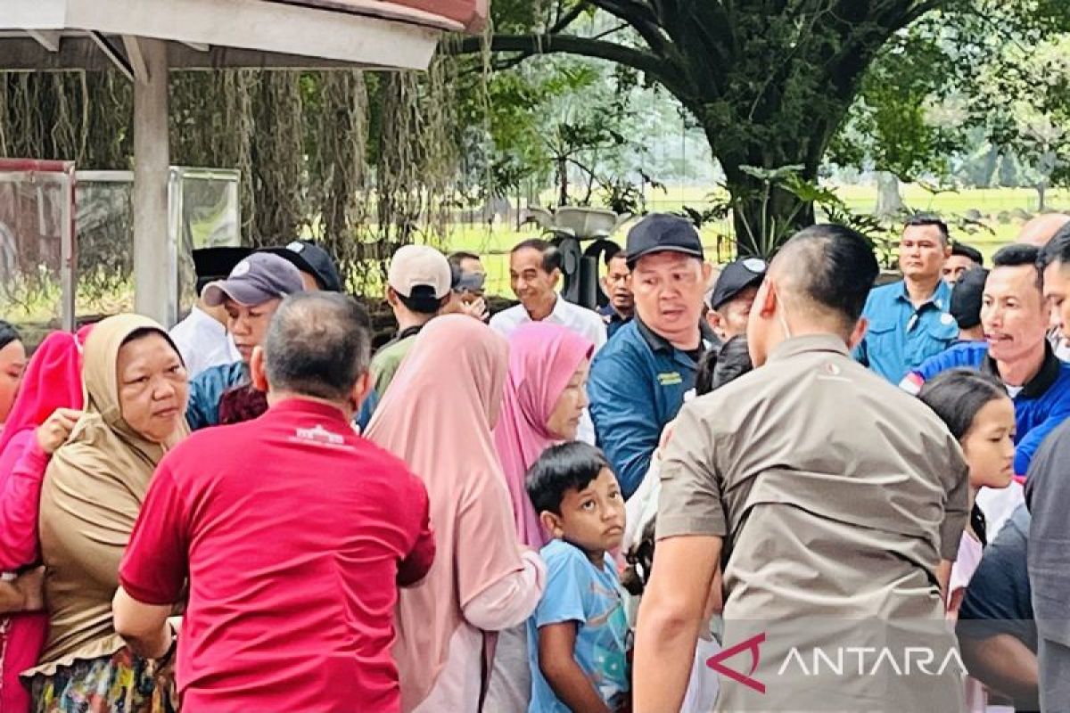 Presiden bagi-bagi sembako di Bogor, ojol & tukang becak ikut antre