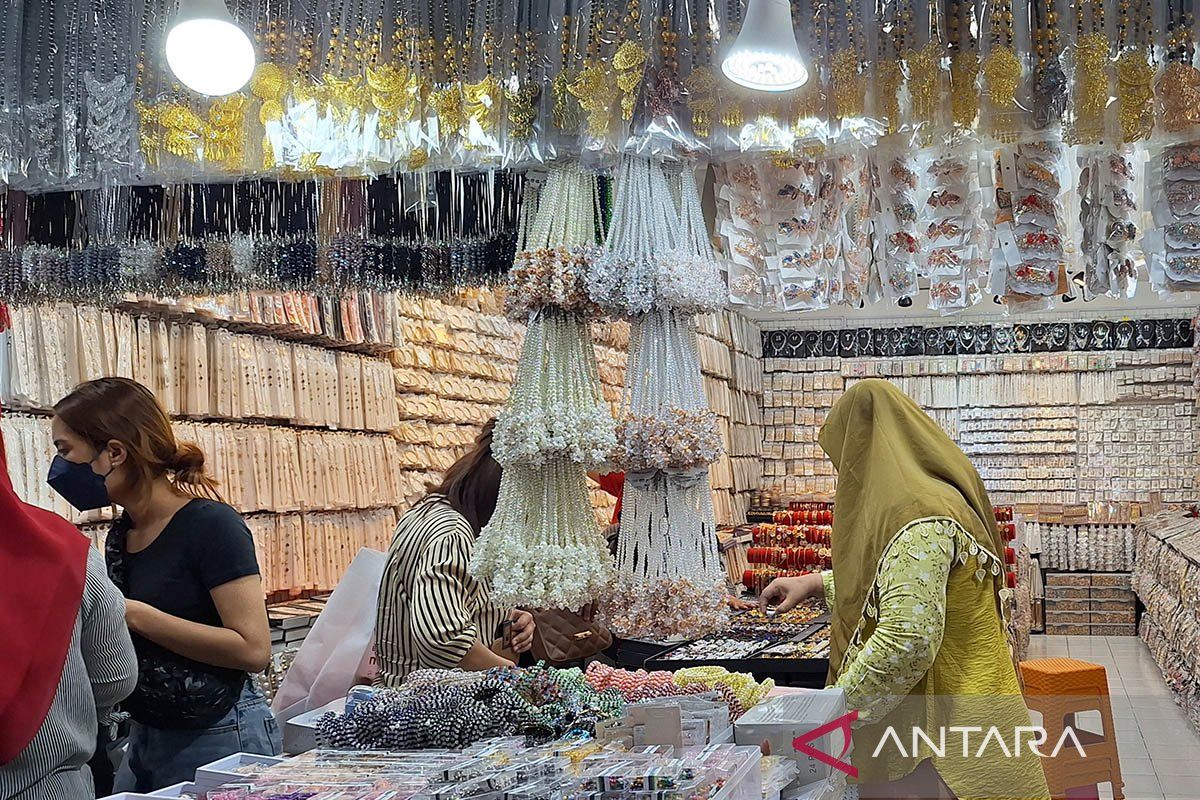 Pasar Senen ingatkan pengunjung jaga barang bawaan cegah kriminalitas