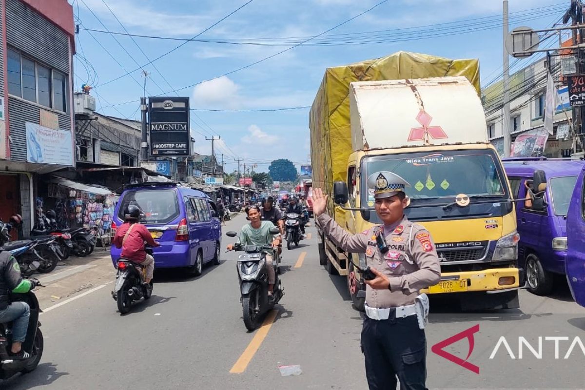 Polres Sukabumi berlakukan satu arah antisipasi kemacetan di jalur utara