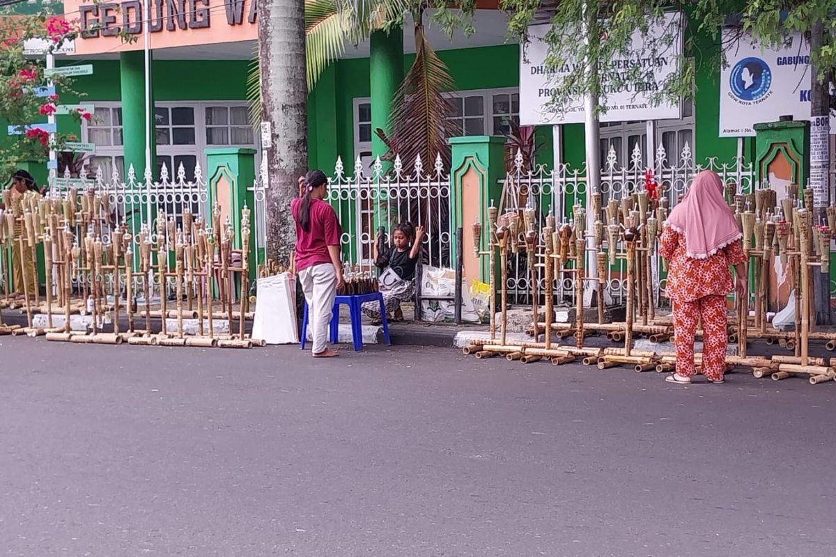Omzet pedagang obor ela-ela di Ternate meningkat