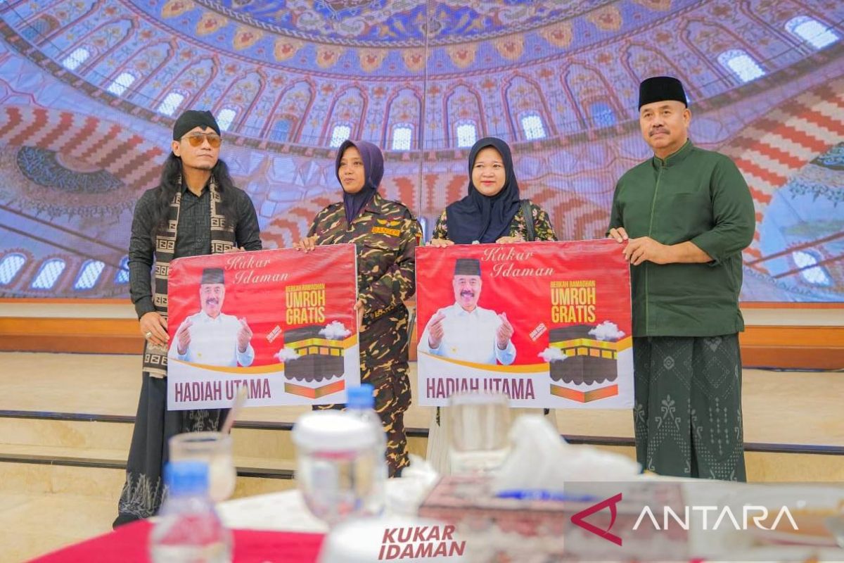 Ibu hamil menangkan hadiah Umrah di buka puasa bersama Bupati Edi Damansyah