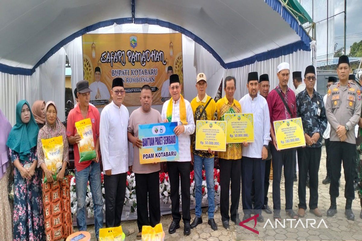 Kotabaru Regent distributes aid ahead of Eid