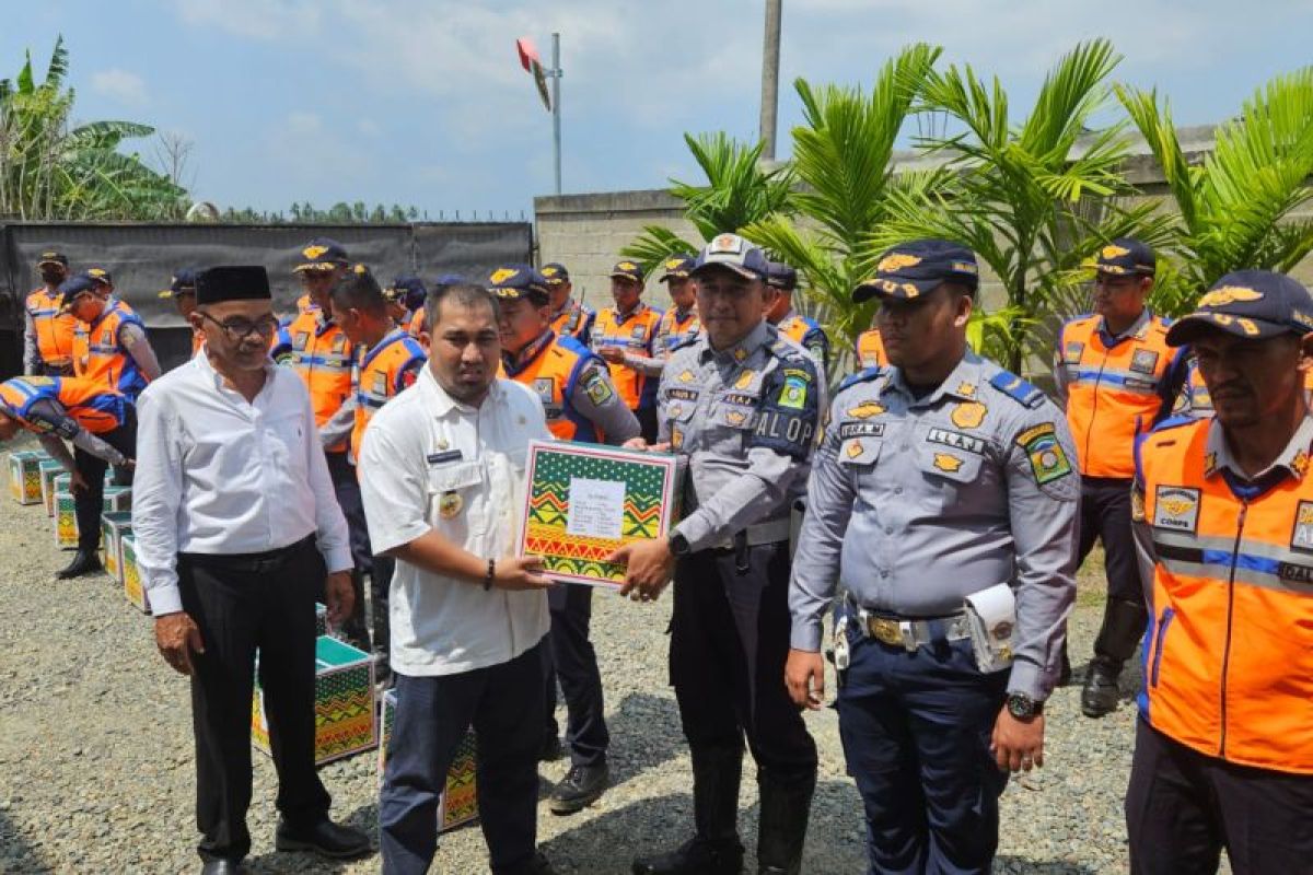 38 personel Dishub Aceh Besar dapat paket lebaran