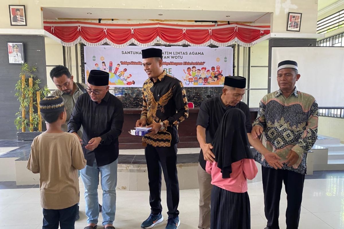 Bupati Luwu Timur serahkan santunan anak yatim dari lintas agama