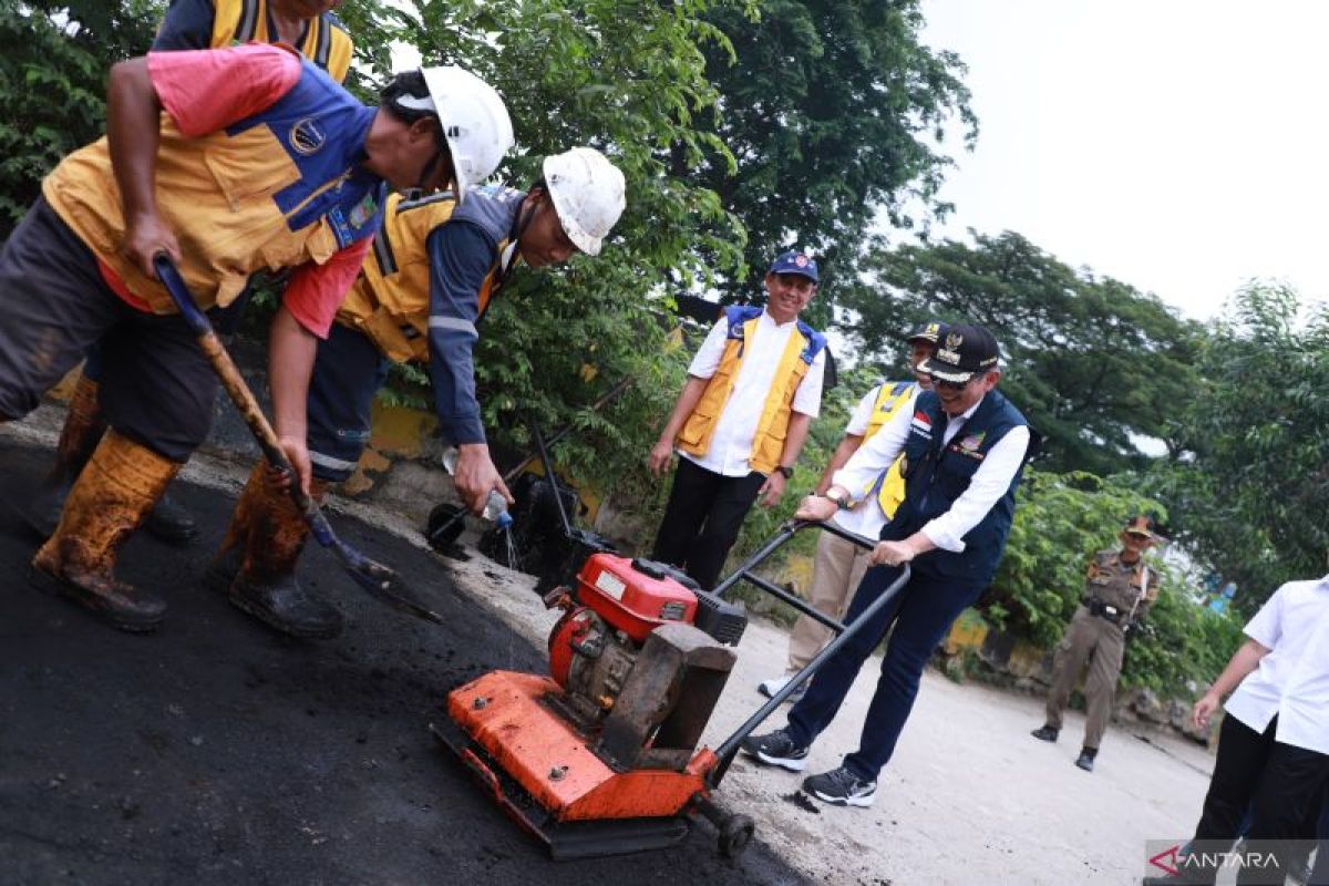 Tim URC Berani Jalan Bekasi sisir jalan berlubang untuk diperbaiki