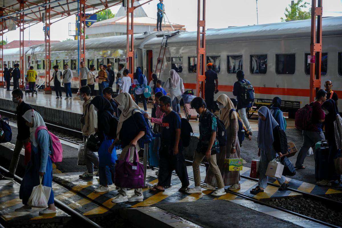 10.958 pemudik tiba di Stasiun Madiun saat puncak mudik Lebaran 2024